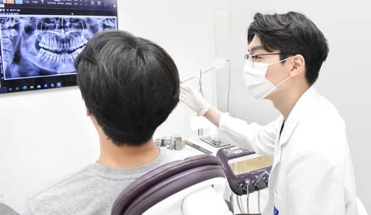 의료진이 환자에게 방사선 영상을 설명하는 원문 상담 장면