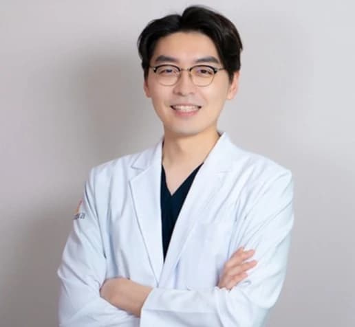 원문 말미의 세로 띠 7개를 이어 복원한 의료진 인물사진