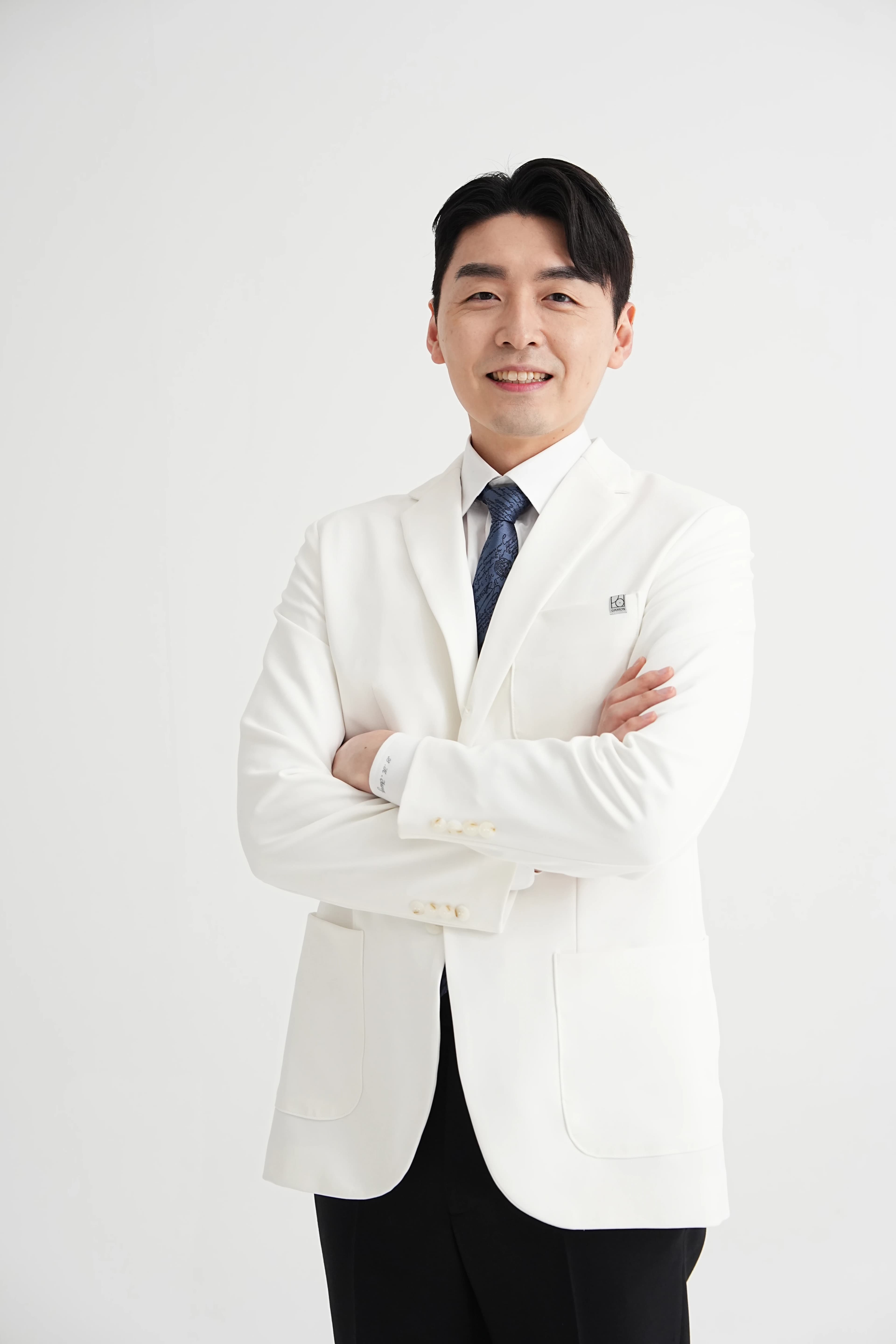 원문 말미의 세로 띠 6개를 이어 복원한 의료진 전신 인물사진