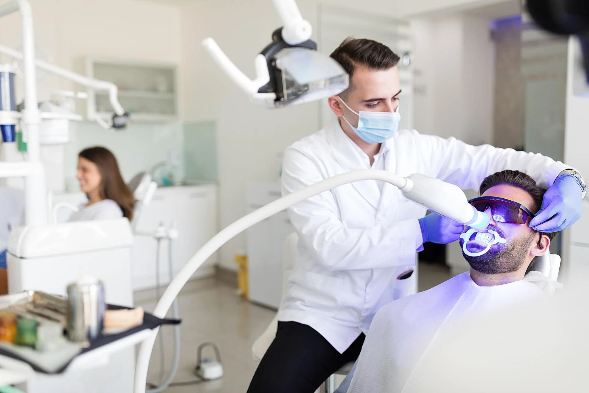 원문에 제시된 치아미백 시술 설명용 진료 이미지